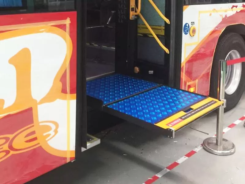 Fitur Lift kursi roda Bus Xinder-Tech