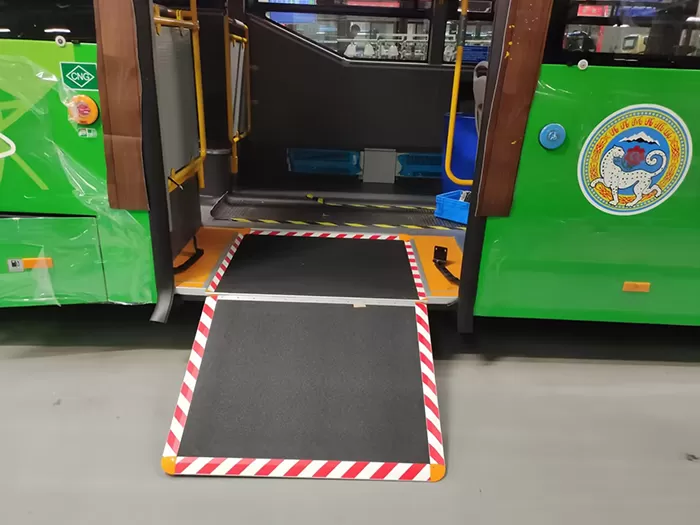 Fitur ramp kursi roda Bus Xinder-Tech