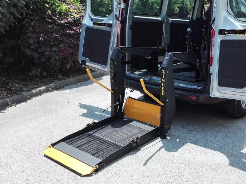 Bagaimana Lift membantu pengguna kursi roda bepergian?
